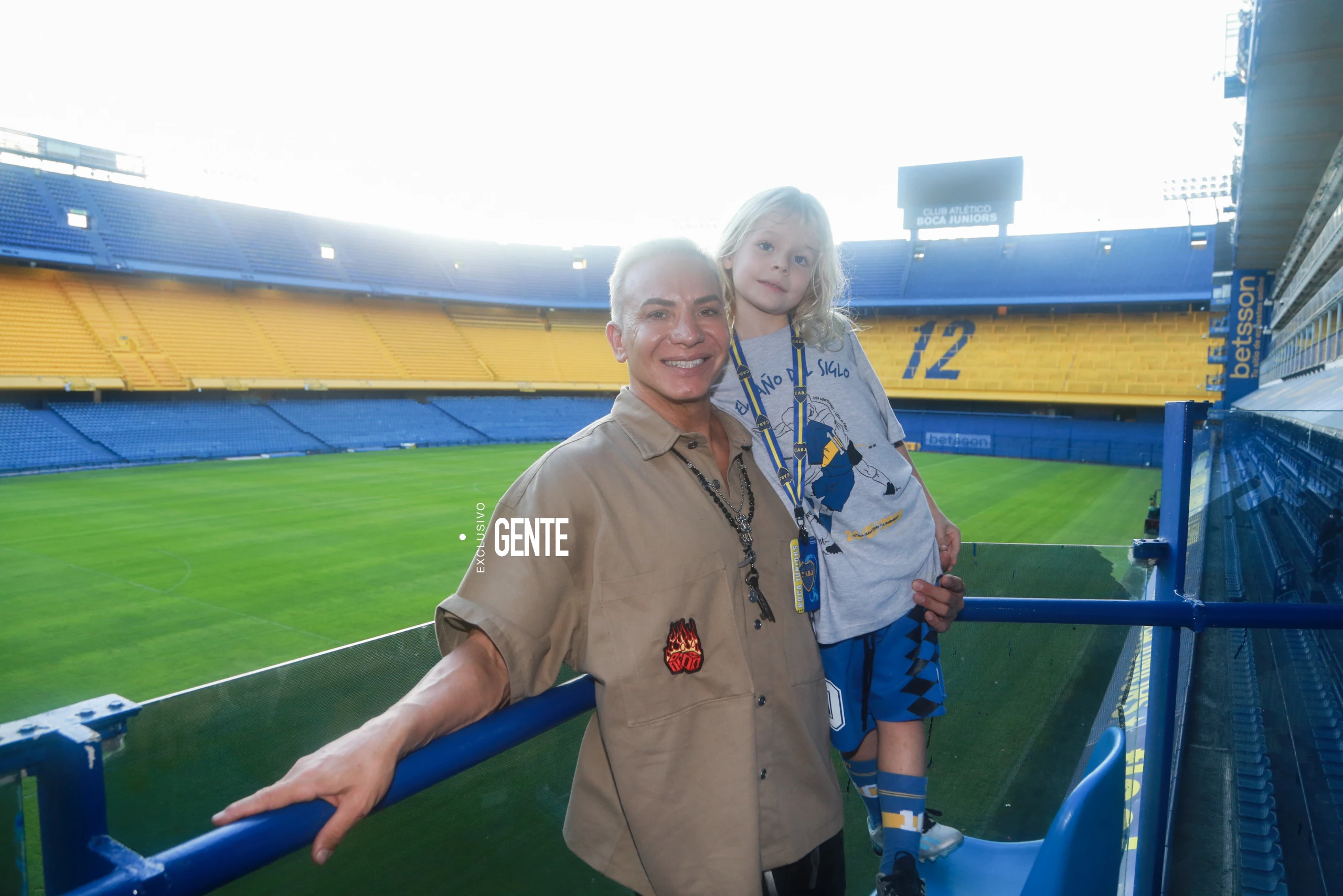 Junto a su papá, en la cancha de Boca. 