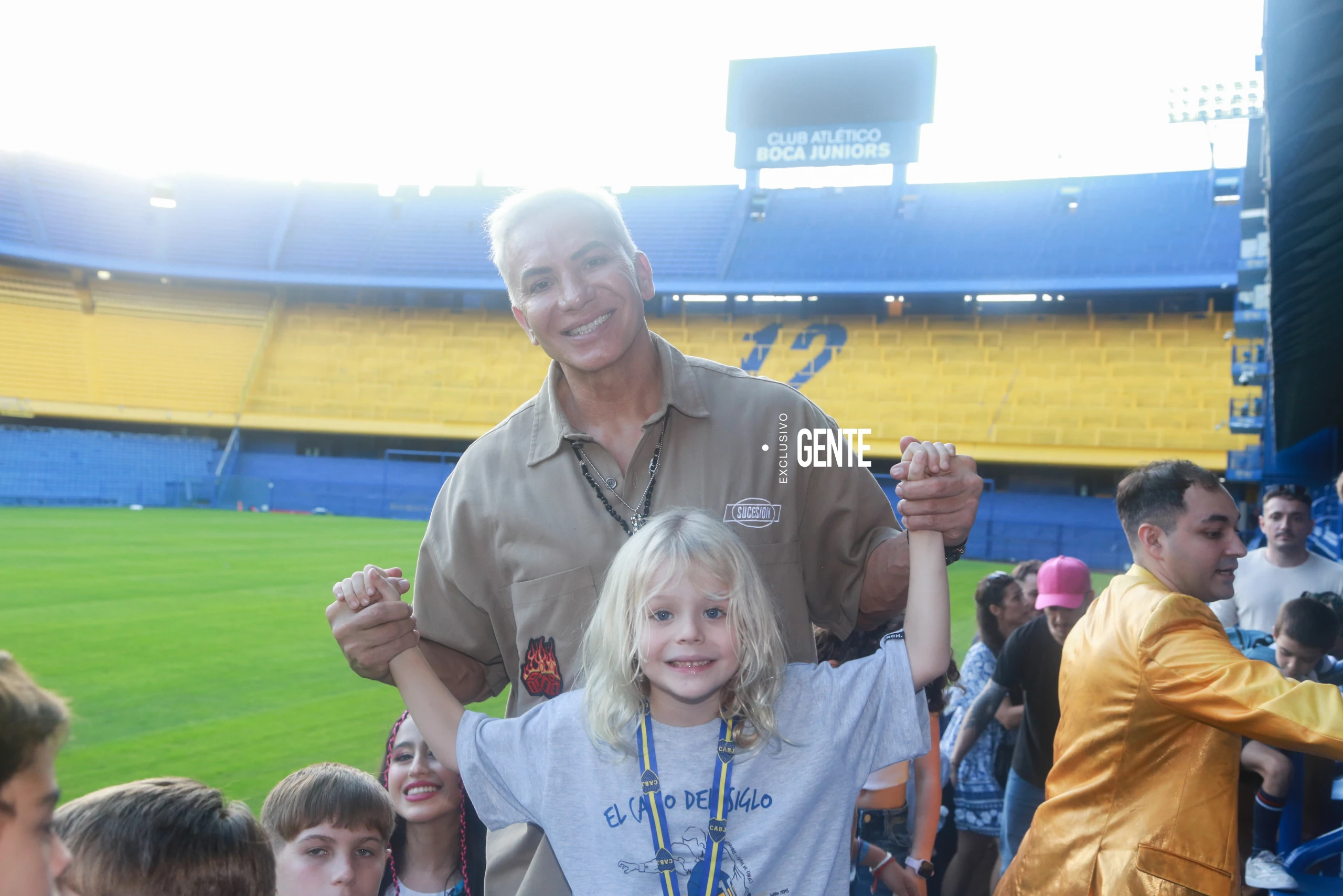 Junto a sus amiguitos y animadores, el niño festejó en las gradas del estadio. 