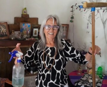 Fue modelo, pero hoy cobra la jubilación mínima y a los 71 años limpia vidrios con un fin solidario: la conmovedora historia de Gloria Cabrera