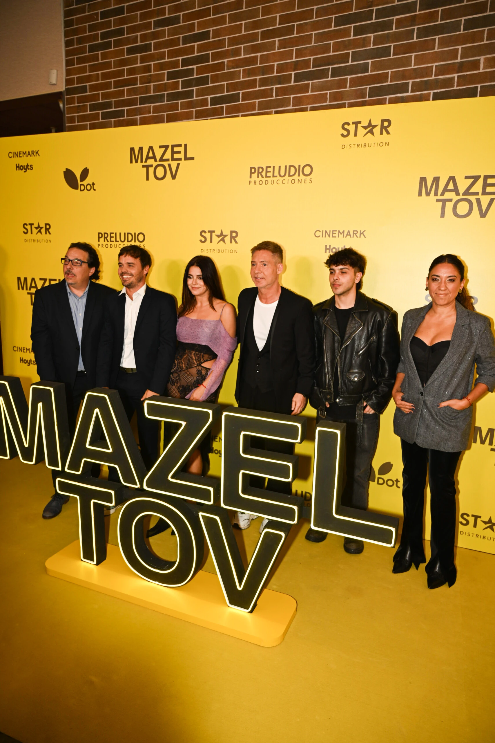 El elenco de Mazel Tov. 